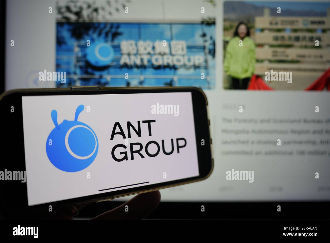 Roosendaal, Paesi Bassi - 15 febbraio 2025: Un telefono cellulare che mostra il logo del gruppo Ant, con il sito web dell'azienda sullo sfondo. Foto Stock