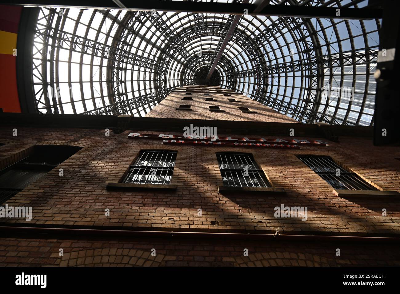 Melbourne Central Shopping Centre, quartieri dello shopping e dello shopping. La Shot Tower di Coop Foto Stock Melbourne Central Shopping Centre, quartieri dello shopping e dello shopping. La Shot Tower di Coop Foto Stock