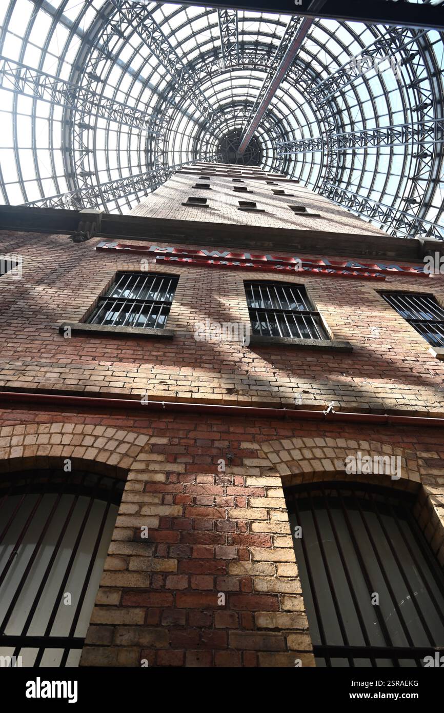 Melbourne Central Shopping Centre, quartieri dello shopping e dello shopping. La Shot Tower di Coop Foto Stock Melbourne Central Shopping Centre, quartieri dello shopping e dello shopping. La Shot Tower di Coop Foto Stock