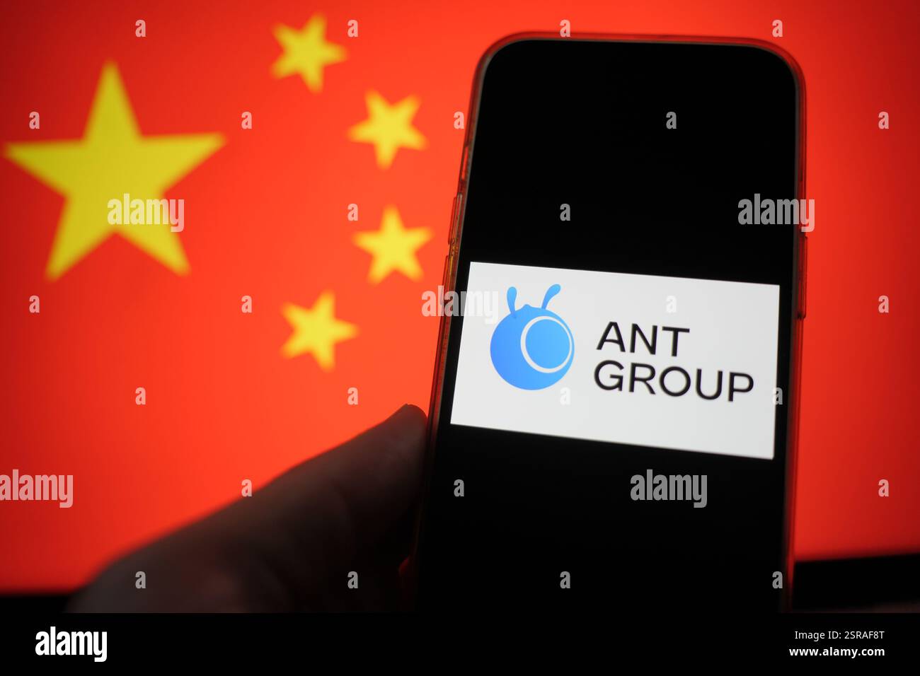 Roosendaal, Paesi Bassi - 15 febbraio 2025: Un telefono cellulare con il logo del gruppo Ant, con la bandiera cinese sullo sfondo. Foto Stock