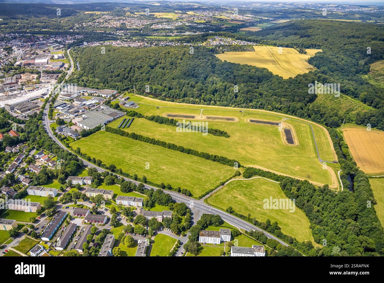 Vista aerea, fiume Möhne e prati e campi, zona industriale Zum Möhnewehr, strada statale L745, Neheim, Arnsberg, Sauerland, Renania settentrionale-Vestfalia Foto Stock