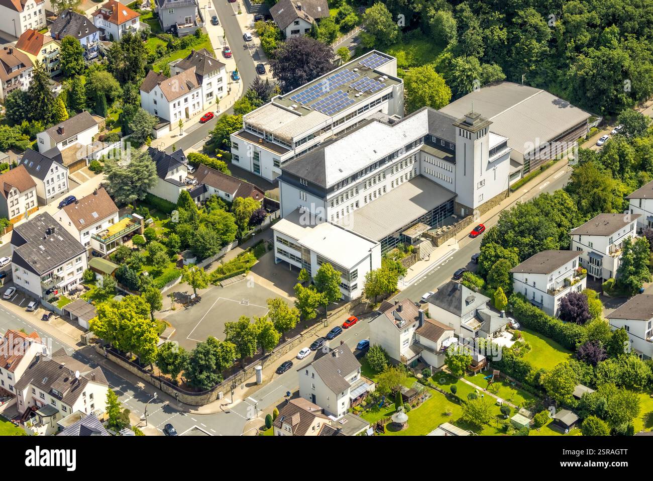 Vista aerea, St. Ursula Gymnasium, Solar Roof, Neheim, Arnsberg, Sauerland, Renania settentrionale-Vestfalia, Germania Foto Stock