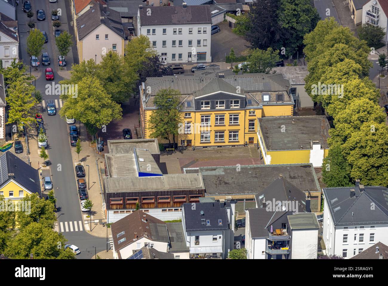 Vista aerea, Grimmeschule, scuola secondaria municipale, Neheim, Arnsberg, Sauerland, Renania settentrionale-Vestfalia, Germania Foto Stock