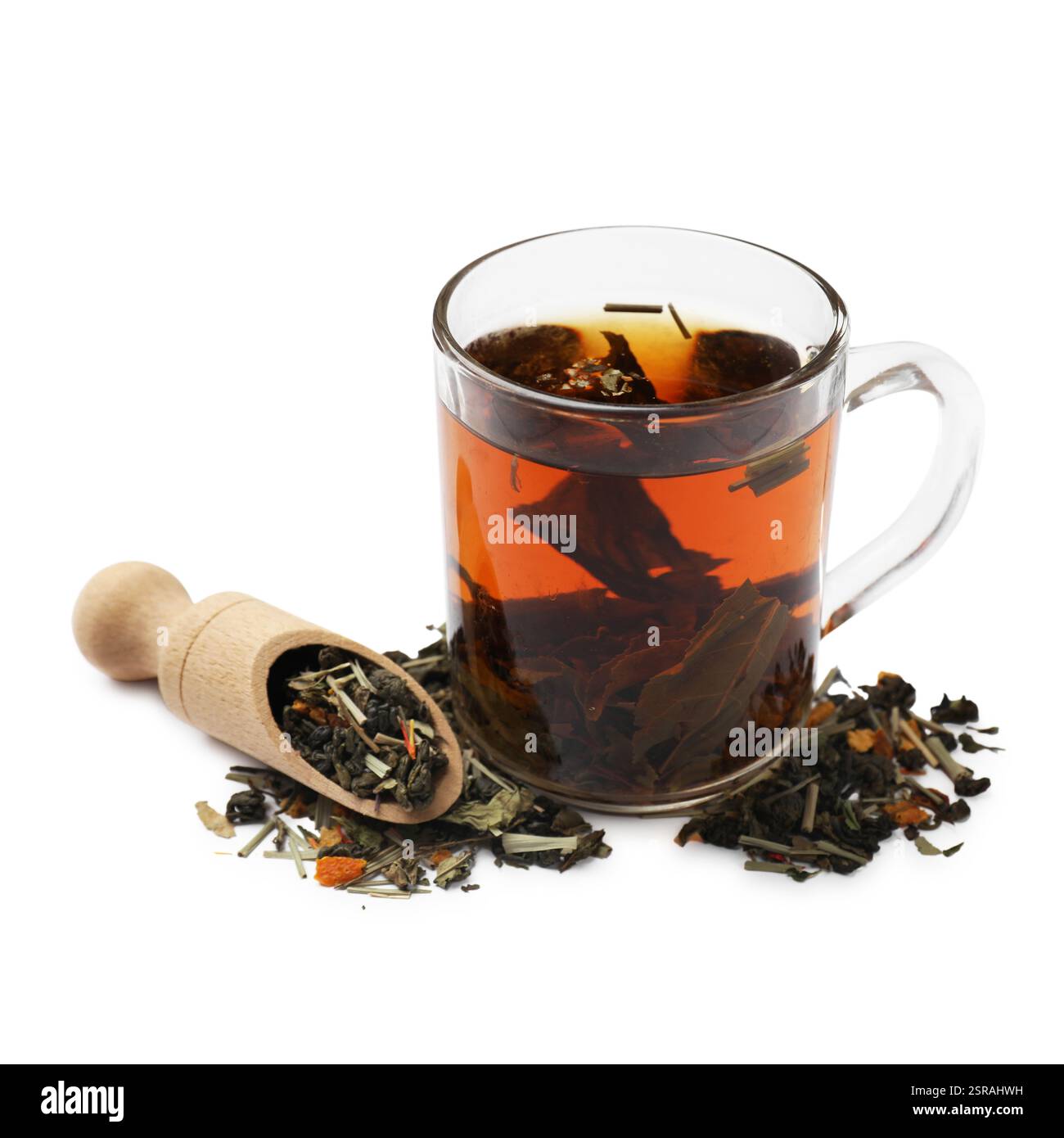 Tè aromatico e foglie essiccate isolate su bianco Foto Stock