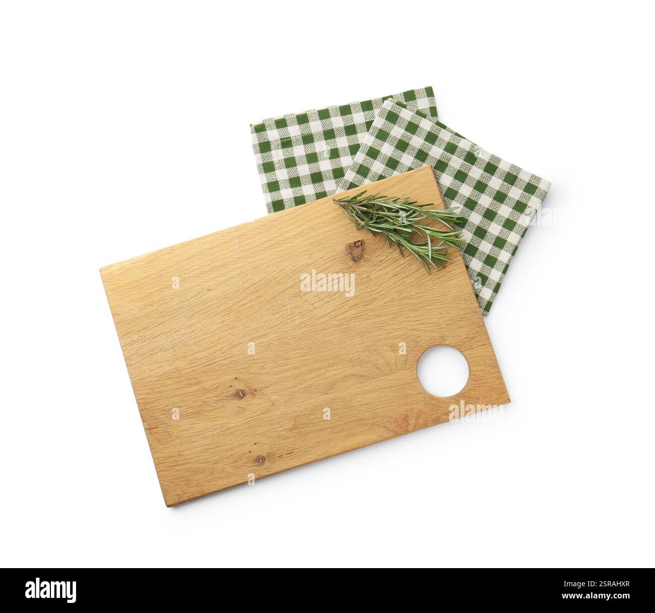Tagliere con rosmarino e asciugamano isolato su bianco, vista dall'alto Foto Stock