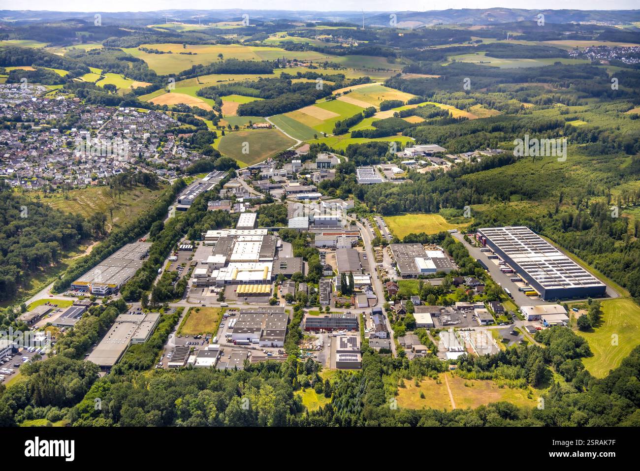 Vista aerea, zona industriale Wiebelsheide, dietro la zona residenziale, vista su Herdringen, boschi e prati, vista distante e cielo blu con nuvole, lei Foto Stock