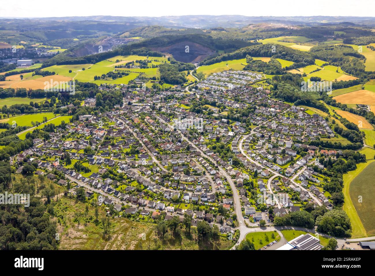 Vista aerea, zona residenziale, vista su Herdringen, area boschiva, paesaggio collinare, Herdringen, Arnsberg, Sauerland, Renania settentrionale-Vestfalia, Germania Foto Stock