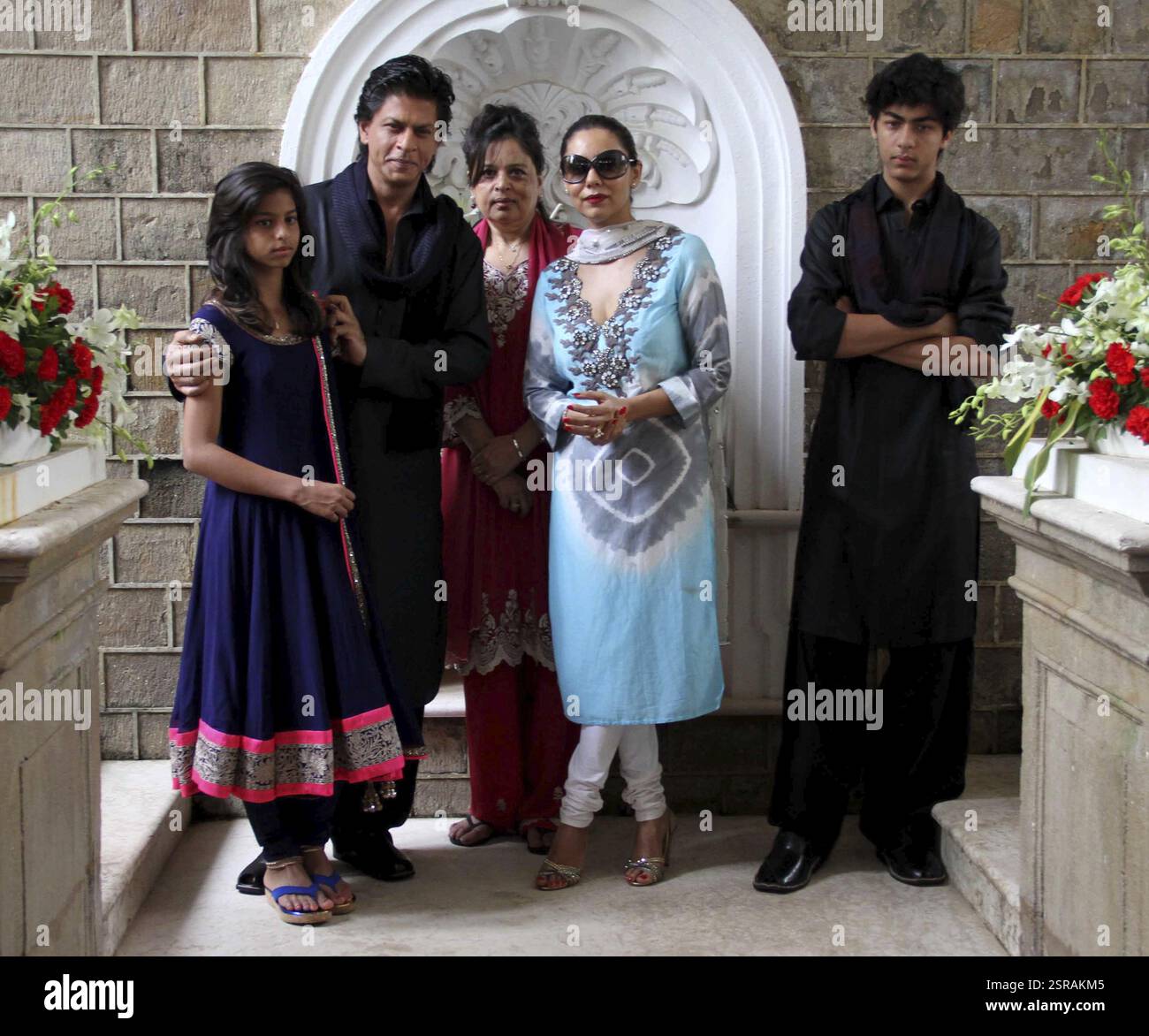 Attore di Bollywood Shah Rukh Khan Suhana Shehnaz Gauri Ariane in occasione di Eid al-Fitr presso la sua residenza in Mumbai Foto Stock