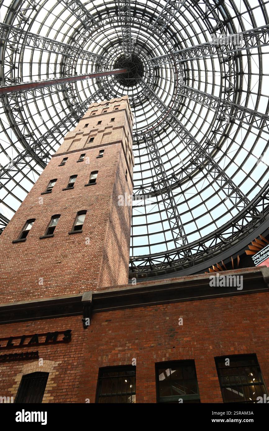 Melbourne Central Shopping Centre, quartieri dello shopping e dello shopping. La Shot Tower di Coop Foto Stock Melbourne Central Shopping Centre, quartieri dello shopping e dello shopping. La Shot Tower di Coop Foto Stock