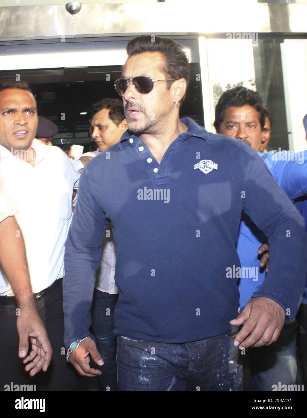 Attore di Bollywood Salman Khan arriva a Mumbai Aeroporto in Mumbai, India Il 5 maggio 2015 Foto Stock
