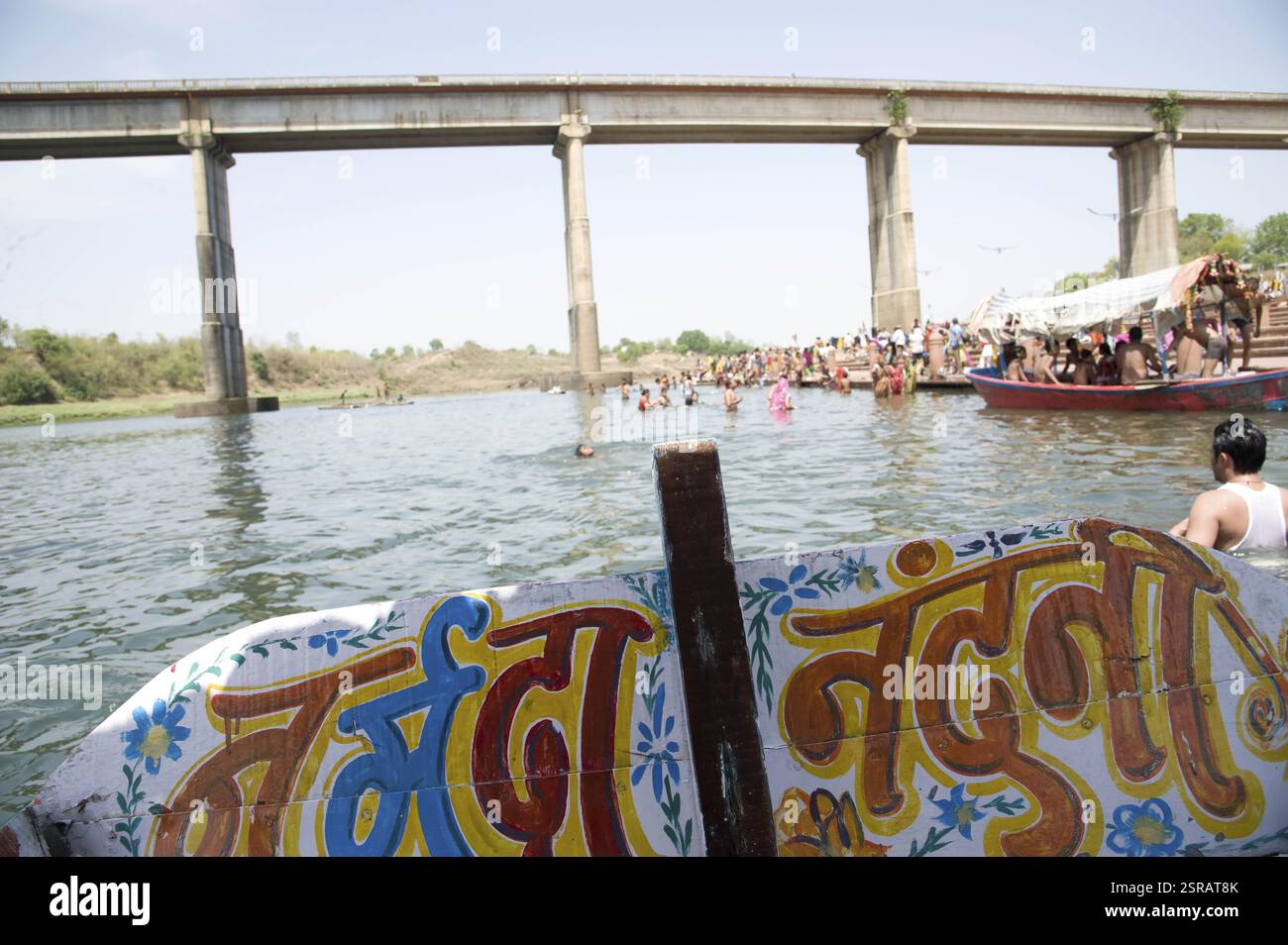 Pellegrini tenendo santo dip, narmada river, Madhya Pradesh, India, Asia Foto Stock