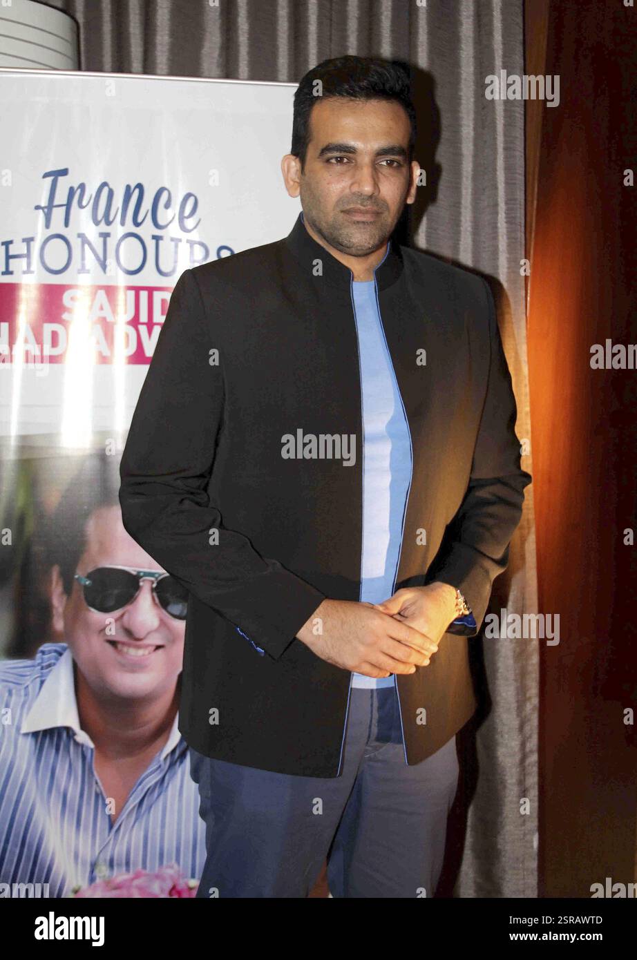Zaheer Khan congratularmi con Bollywood Sajid Nadiadwala annuncio del governo francese Chevalier de l'Ordre Arts et lettere Mumbai Foto Stock