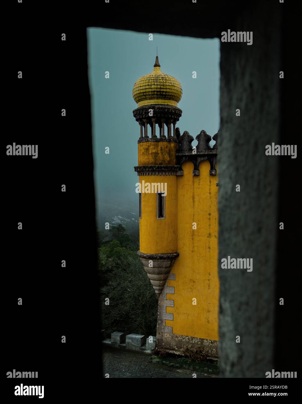 Uno sguardo alla magia di pena Palace, una fortezza da favola nella nebbia di Sintra. Foto Stock