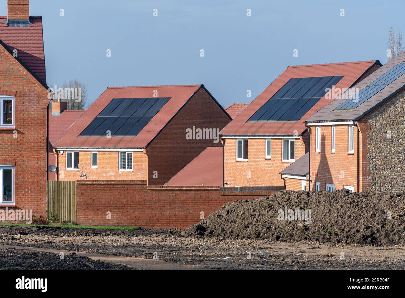Admiral Park, un nuovo complesso residenziale a Tongham, Surrey, Inghilterra, Regno Unito. Case di nuova costruzione o case con pannelli solari, sostenibilità, energia verde Foto Stock