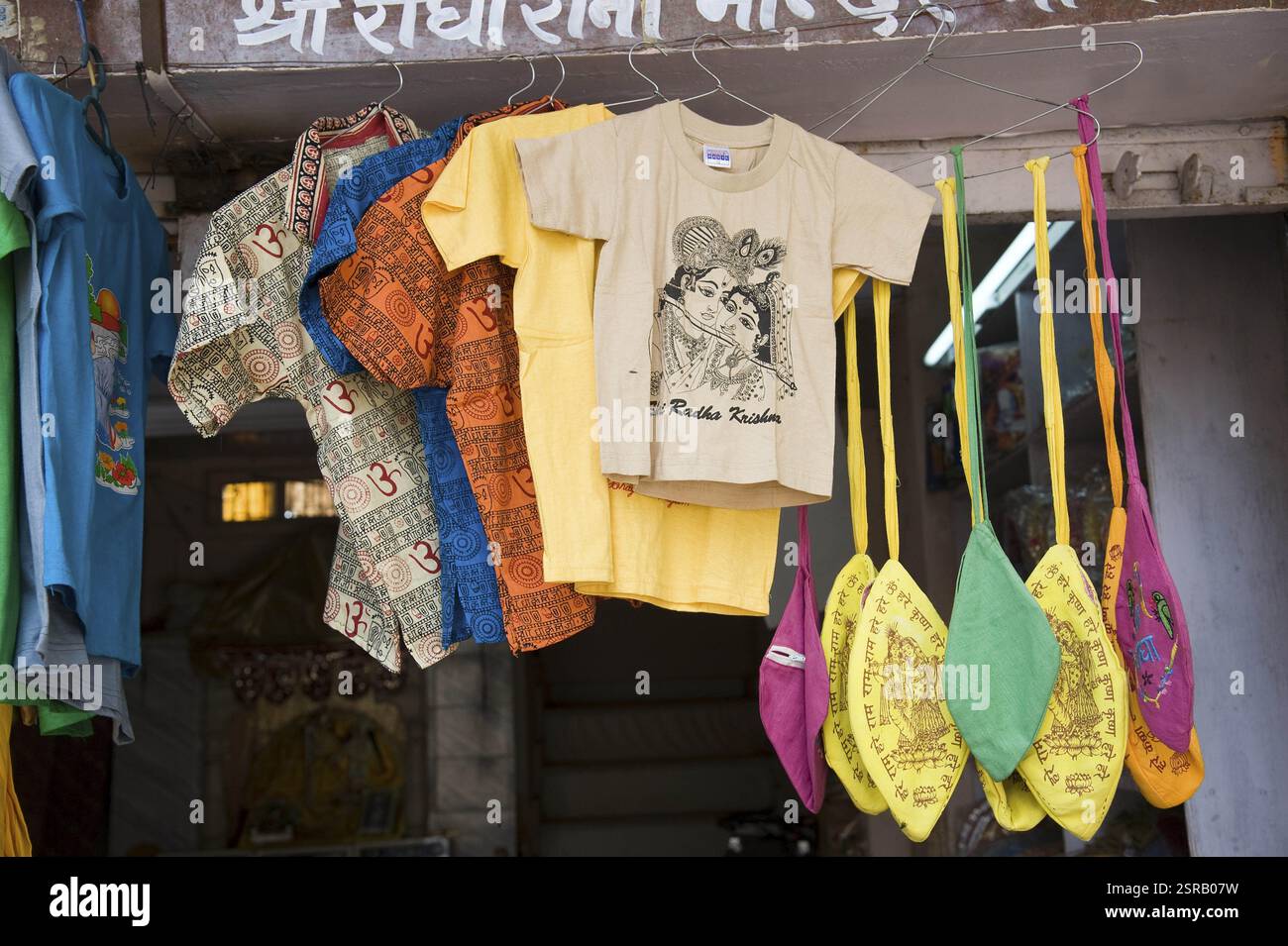 Stampato radha krishna su t shirt, mathura, Uttar Pradesh, India, Asia Foto Stock