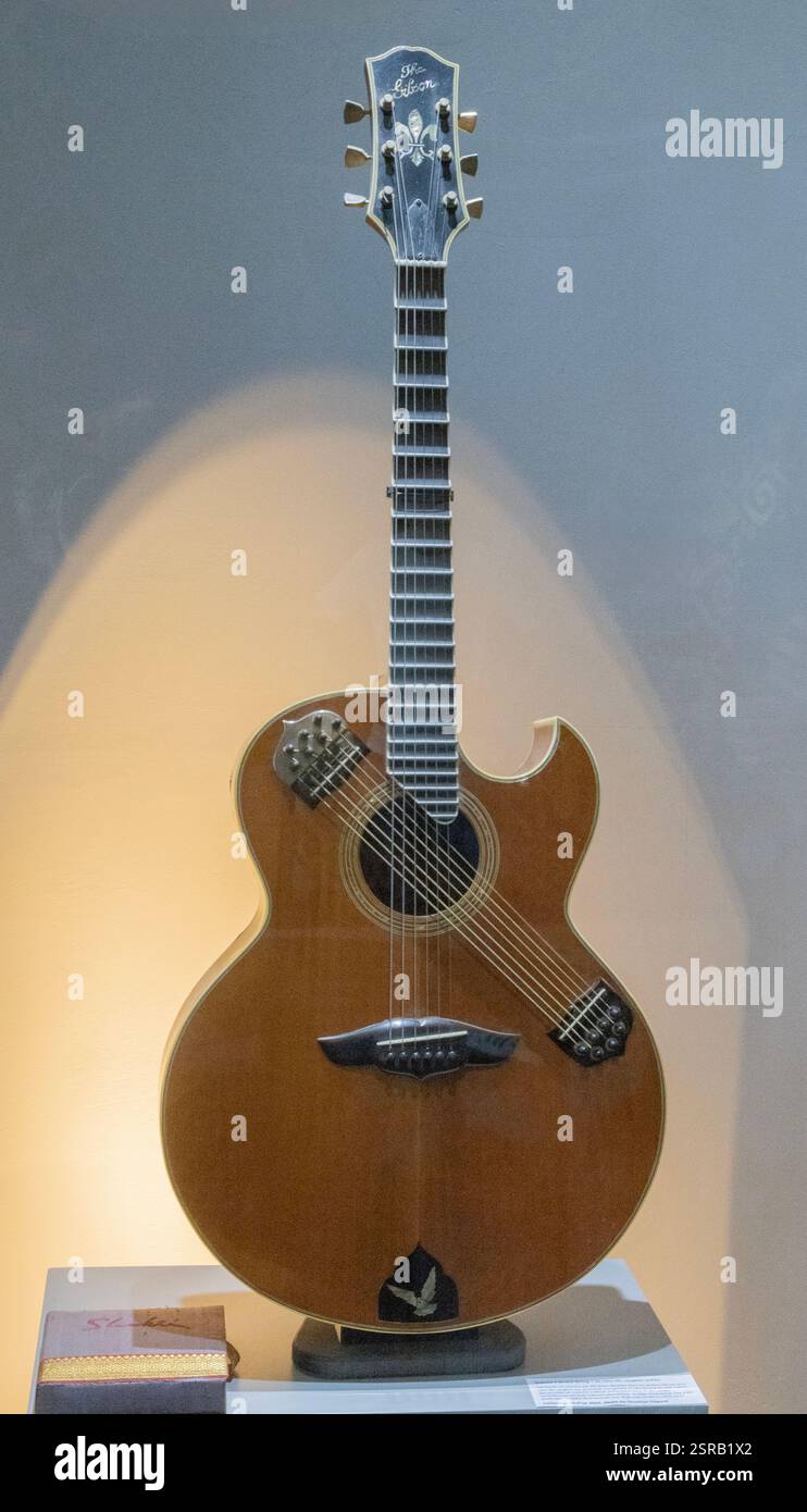 La chitarra Gibson "Drone String" di John McLaughlin è una delle mostre più importanti al MuPop Music Museum di Montlucón, in Francia. Foto Stock