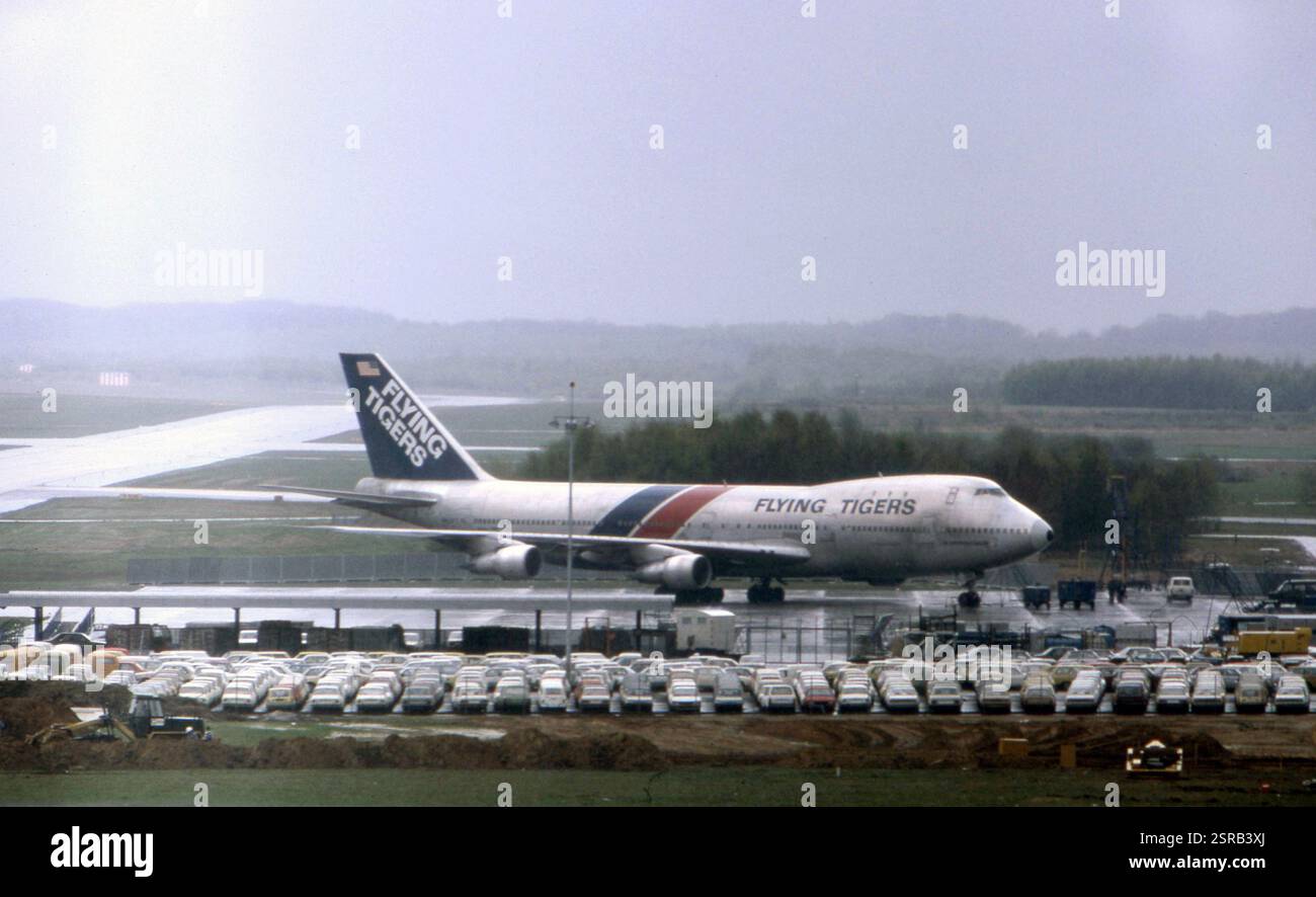 N803FT Flying Tigers Boeing 747-132SF visto oscurare un parcheggio all'aeroporto di Colonia-Bonn Foto Stock