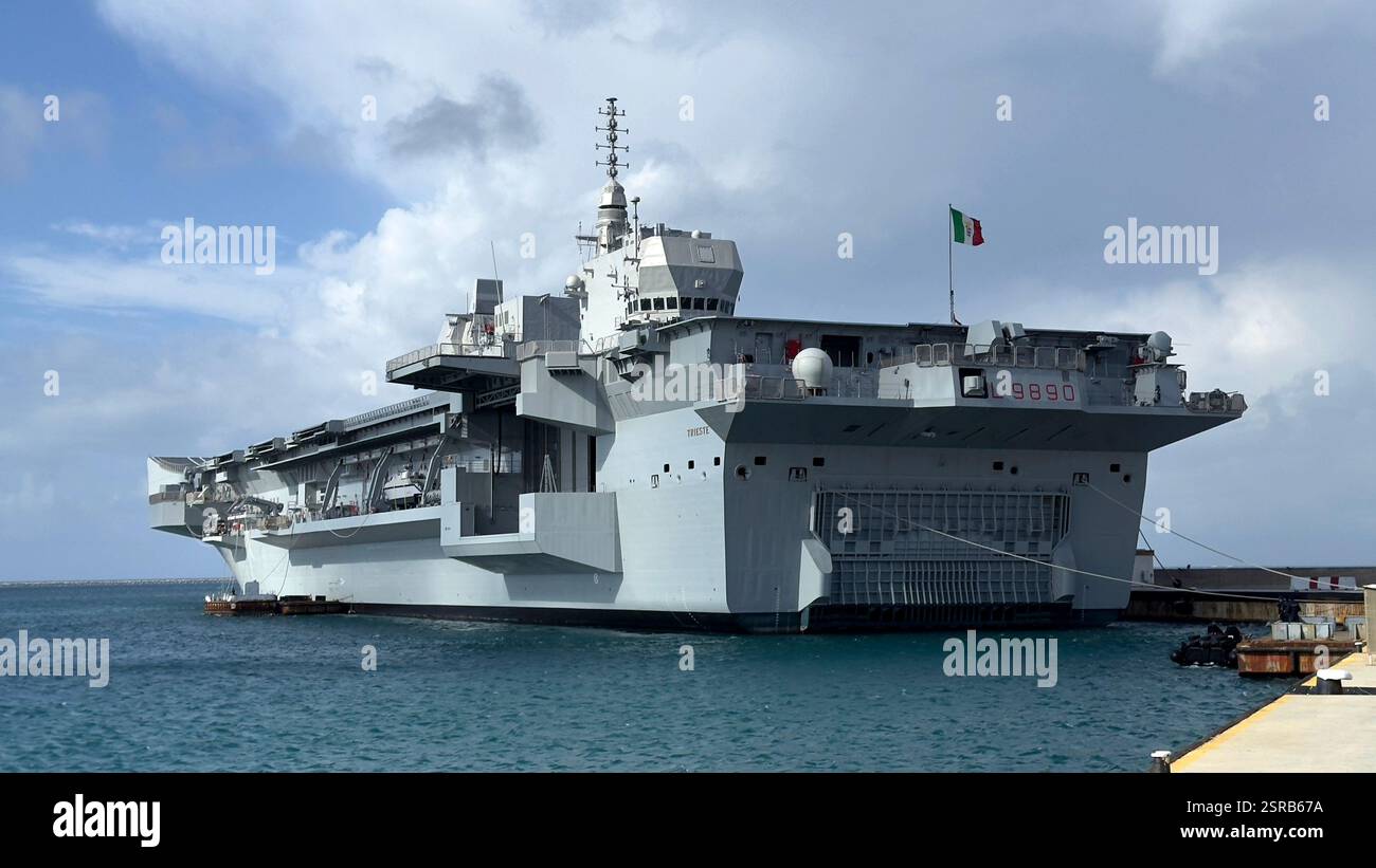 Nave Trieste, badge ottico L 9890, unità d'assalto anfibio multiruolo, classe LHD, della Marina militare Italiana Foto Stock