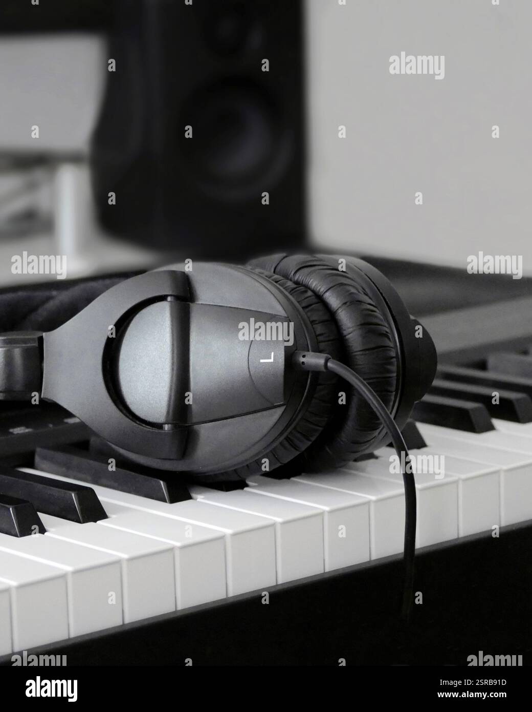 Le cuffie si trovano sui tasti del sintetizzatore. Auricolare su un pianoforte elettronico. Creazione di musica e registrazione audio. Foto Stock