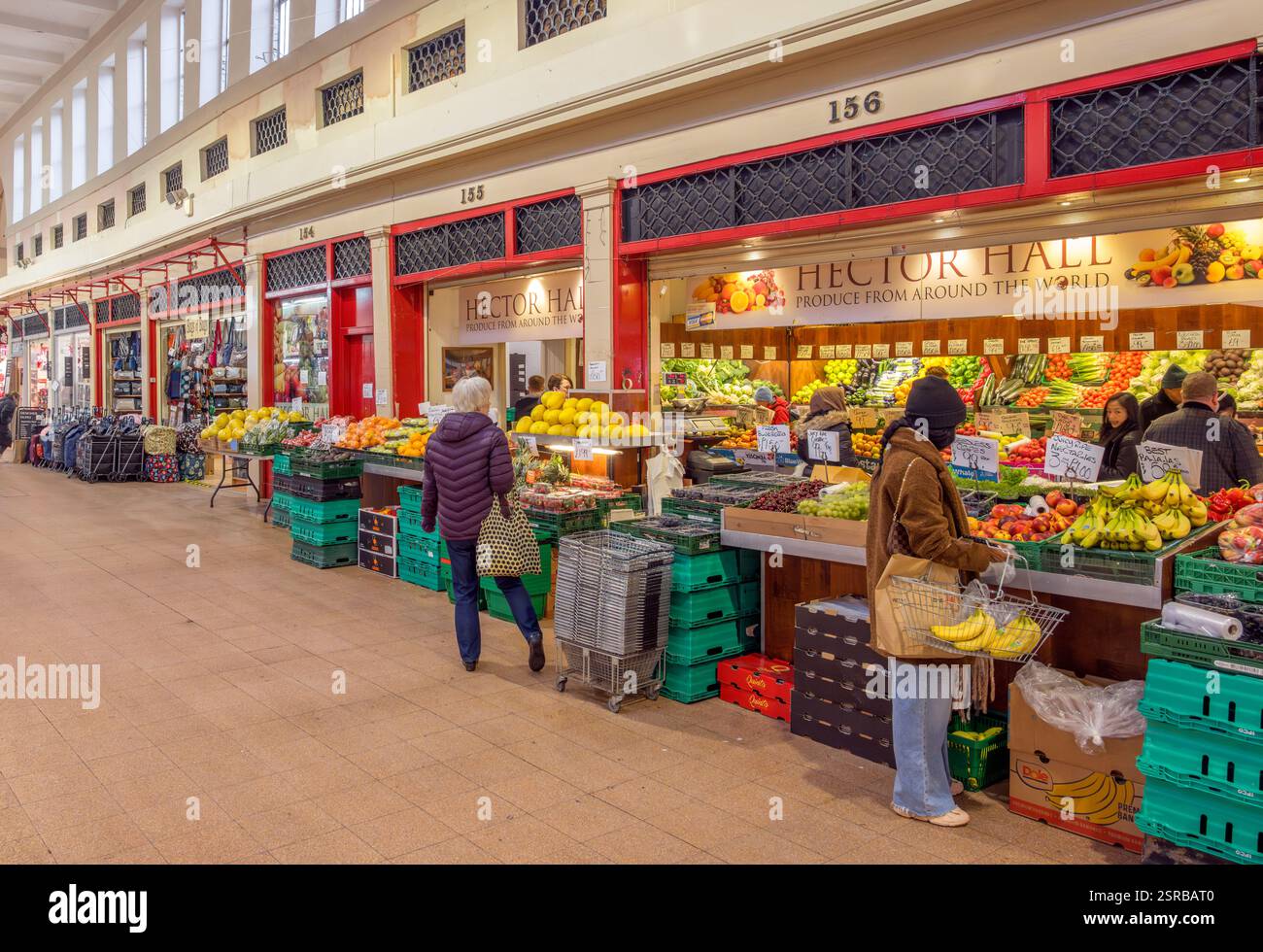 Bancarelle di frutta e verdura a Grainger Market, Newcastle-upon-Tyne, Tyne and Wear, Inghilterra, Regno Unito Foto Stock