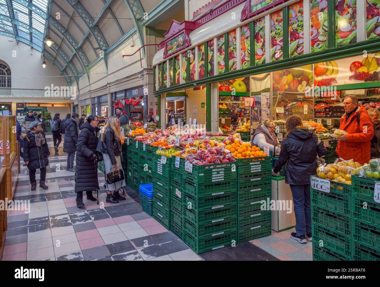 Bancarelle di frutta e verdura a Grainger Market, Newcastle-upon-Tyne, Tyne and Wear, Inghilterra, Regno Unito Foto Stock