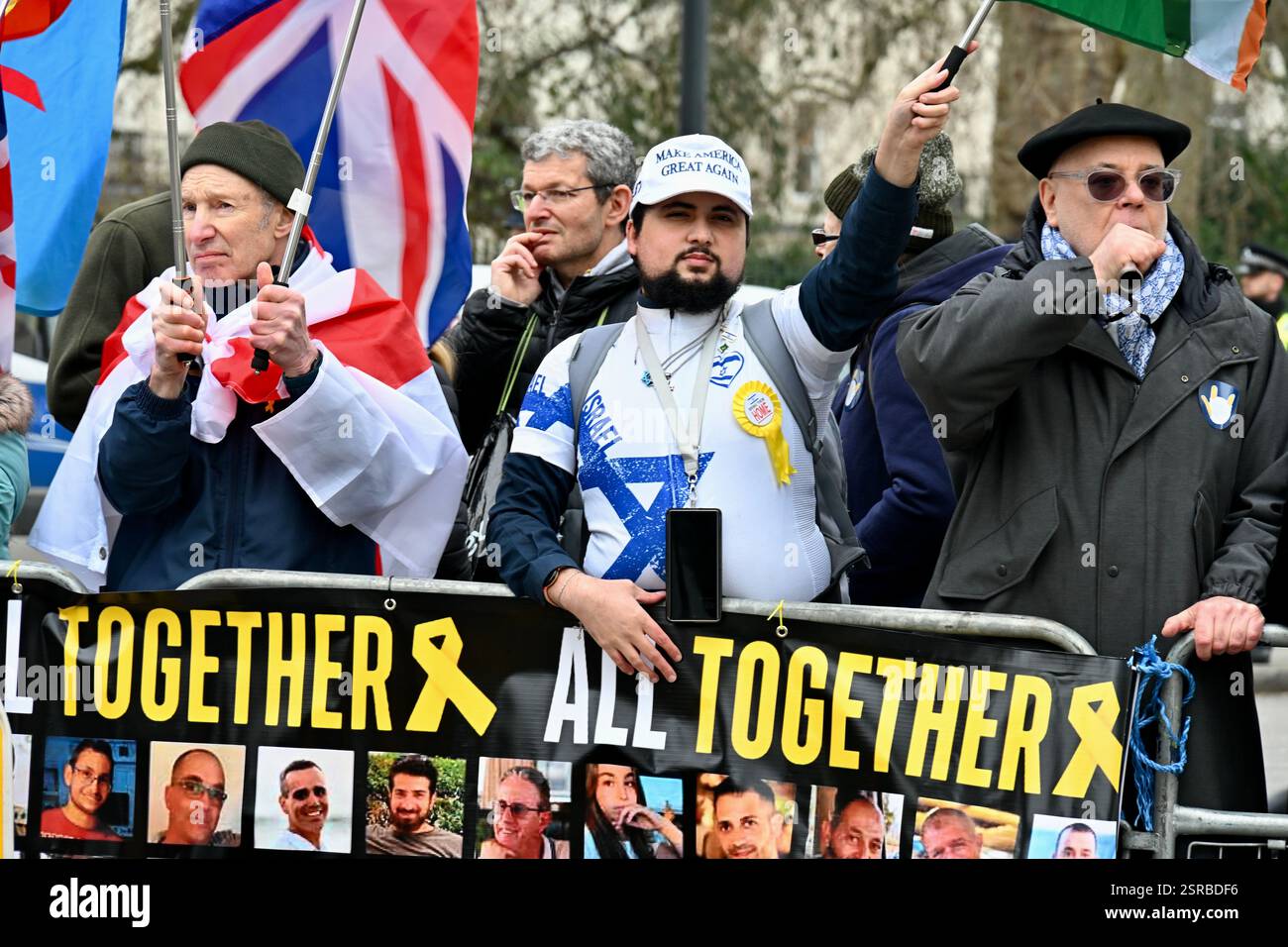 Londra, Regno Unito. Ferma la protesta contro l'odio. Gli attivisti pro Israel hanno manifestato a Milbank mentre i sostenitori pro Palestina hanno marciato per il passaggio verso l'ambasciata americana. Questa è stata una reazione al presidente Donald Trump affermando che gli Stati Uniti potrebbero prendere in considerazione la possibilità di assumere la proprietà della Striscia di Gaza. Crediti: michael melia/Alamy Live News Foto Stock