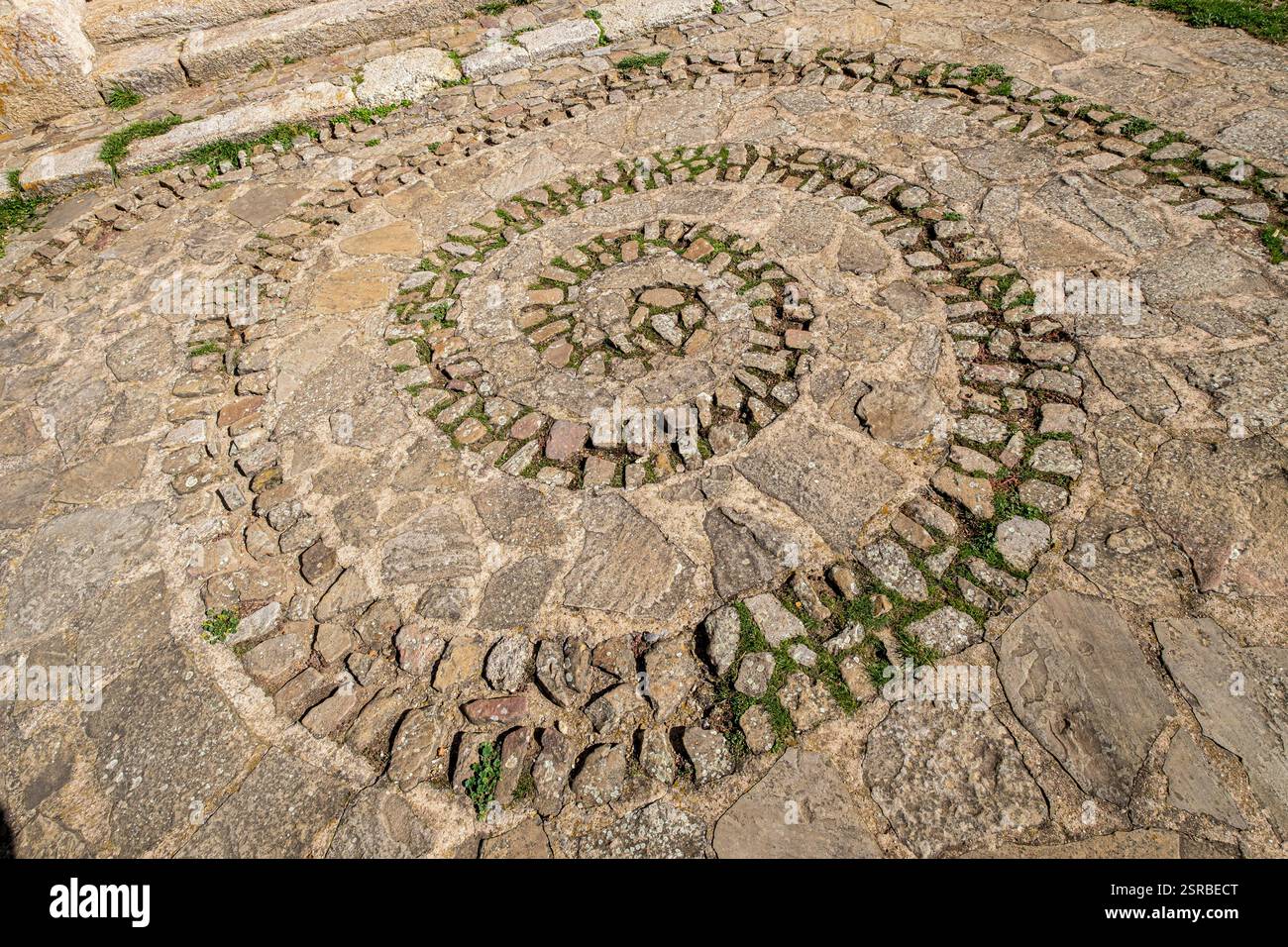 Labirinto a spirale dell'enpedrado, eremo della Vergine di Lomos de Orio, barocco del XVII secolo, Parco naturale Sierra Cebollera, Rioja, Spagna. Foto Stock