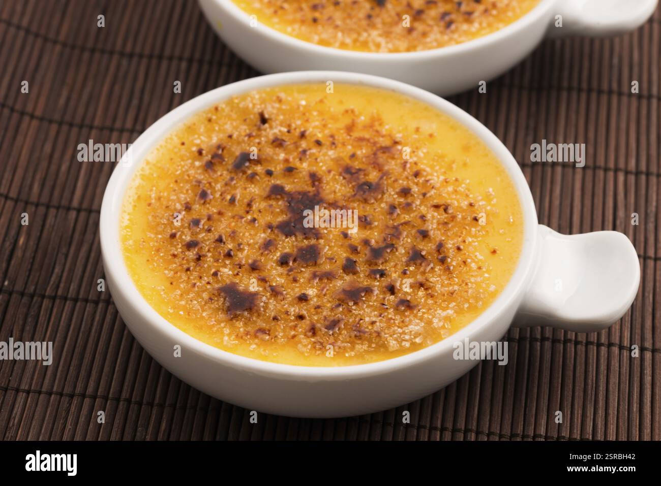 Creme brulee.francese crema alla vaniglia dolce con zucchero caramellato Foto Stock