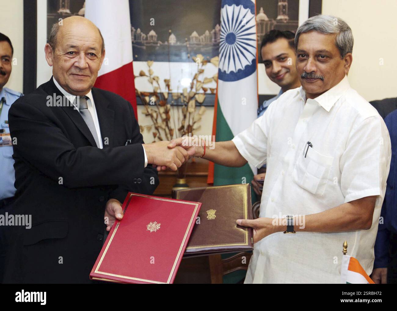 Ministro della difesa francese Jean Yves le Drian indiano ministro della difesa Manohar Parrikar agitare le mani jet fighter New Delhi Foto Stock