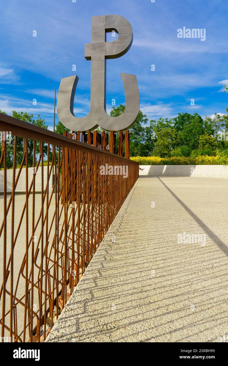 Simbolo della resistenza polacca durante la seconda guerra mondiale, premiato nuovo parco a Varsavia. Soluzioni ecologiche e contemporanee dove venivano raccolte le rovine di Varsavia. Foto Stock