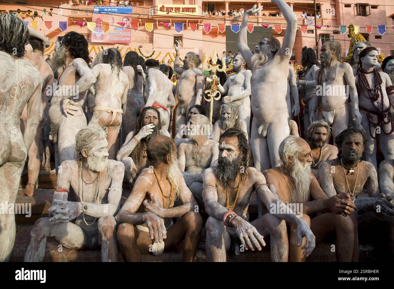Naga sadhu vicino al fiume kshipra, Ujjain, Madhya Pradesh, India, Asia Foto Stock
