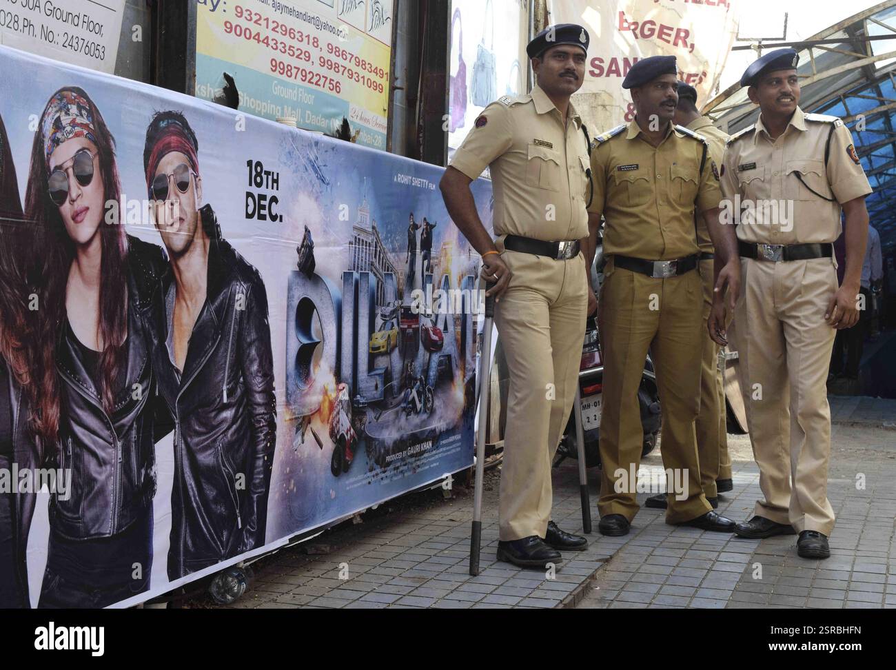 Il 18 dicembre 2015, all'esterno di una sala cinematografica a Mumbai, in India, è stata dispiegata una pesante sicurezza Foto Stock