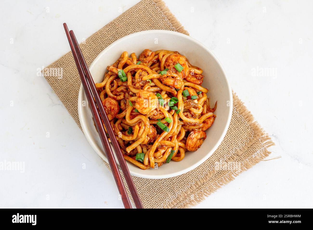Gamberi all'aglio Udon, tagliatelle fritte in padella giapponesi Foto Stock