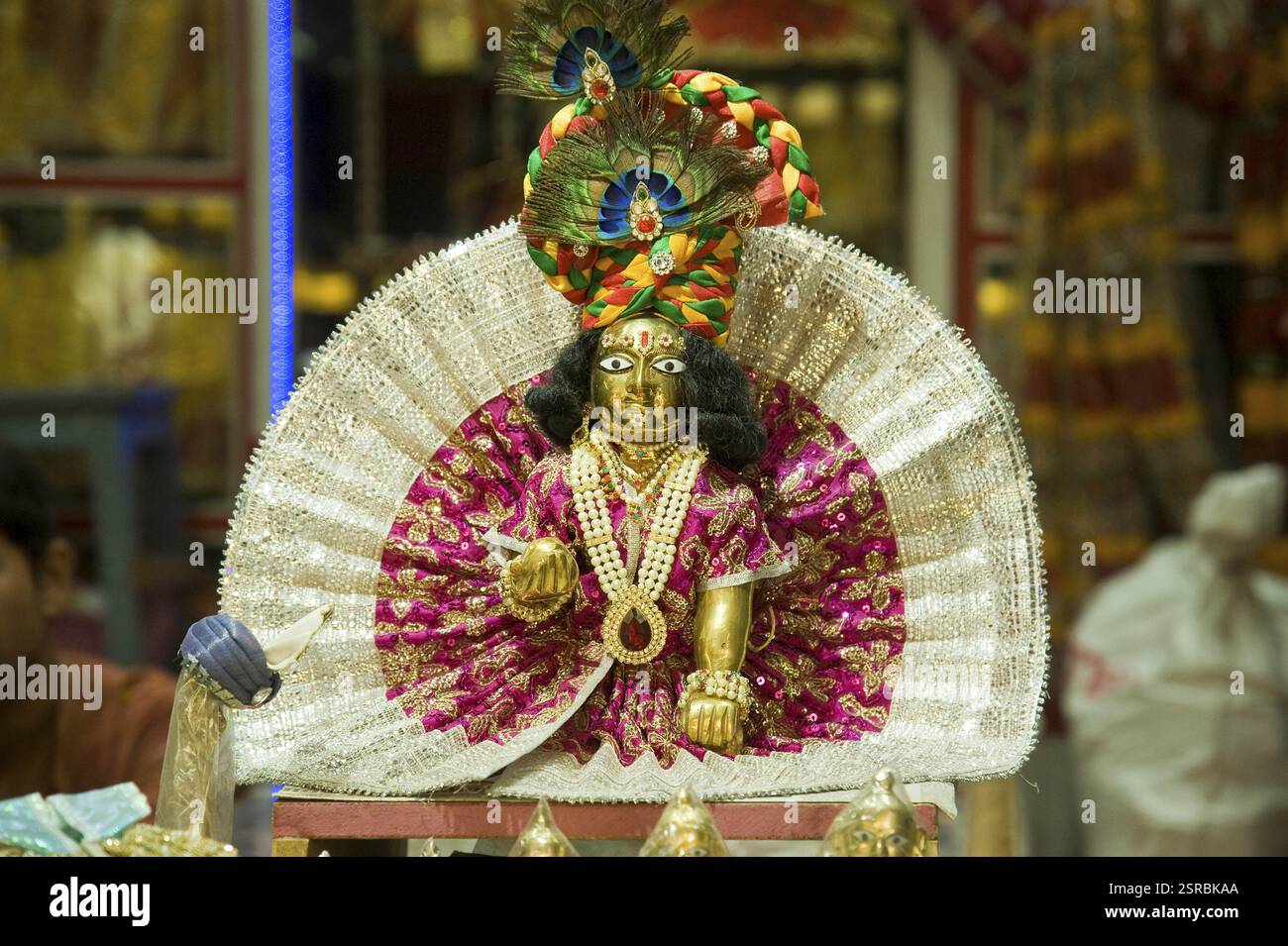 Krishna idolo in negozio detenuti per la vendita, mathura, Uttar Pradesh, India, Asia Foto Stock
