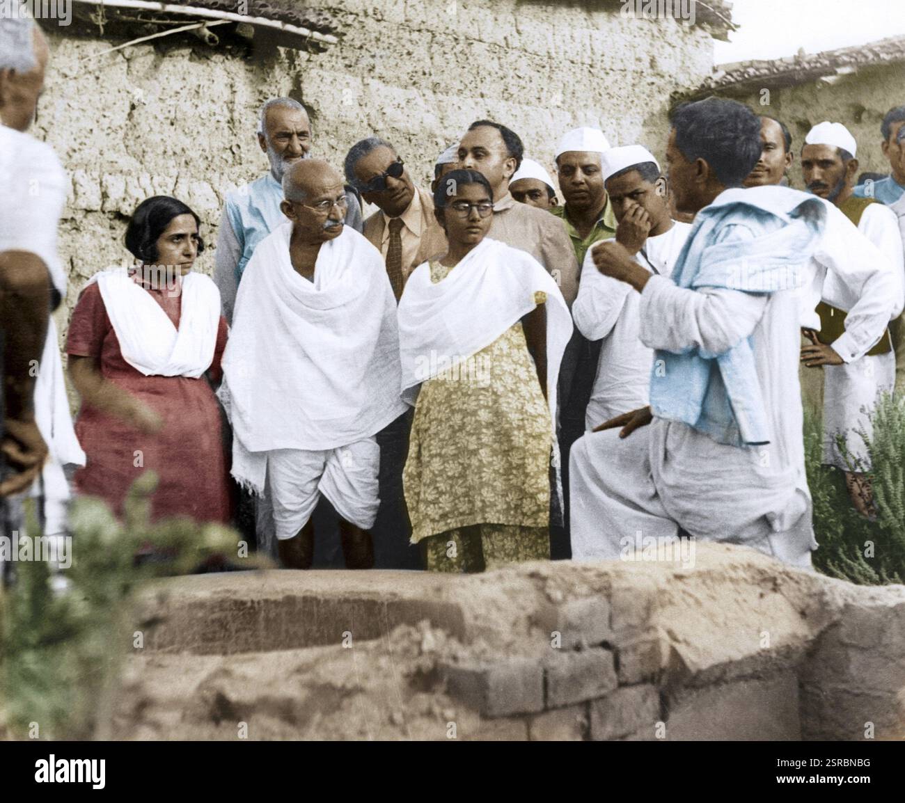 Mahatma Gandhi in Village Meeting People during Peace march, Bihar, India, Asia, marzo 1947, Asia Foto Stock