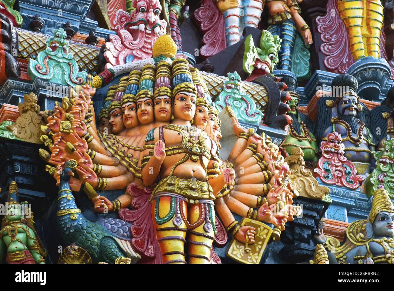 Figure in stucco Mayilvahanan di divinità sul gopuram del tempio meenakshi, Madurai, Tamil Nadu, India, Asia Foto Stock