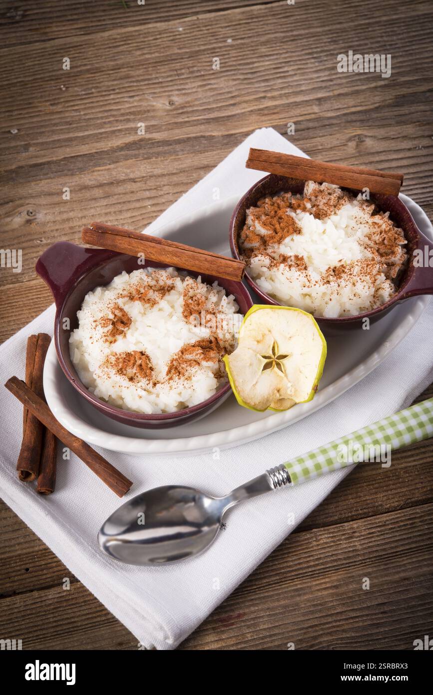 Latte di riso con cannella e salsa di mele Foto Stock
