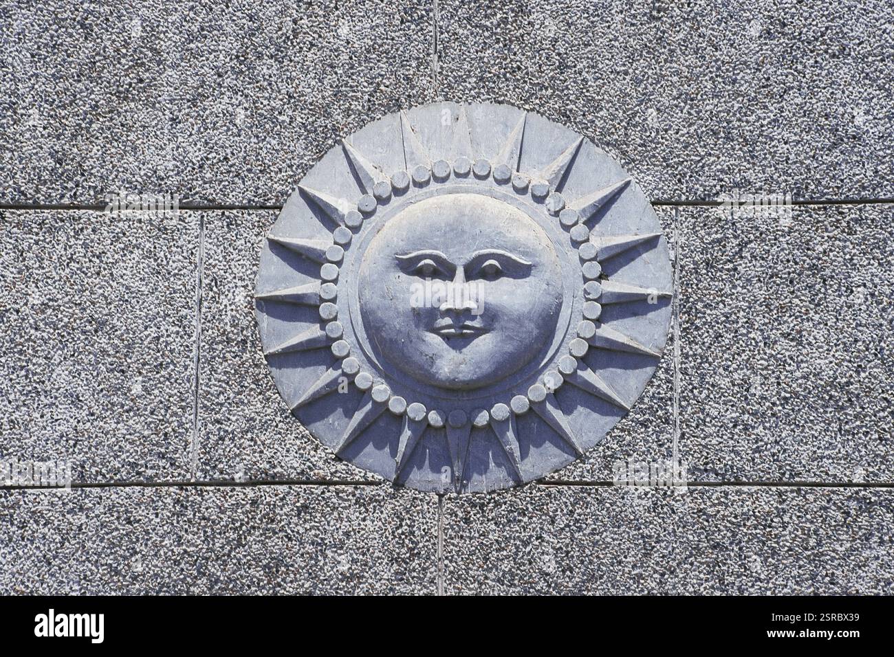 Simbolo del sole a Shani Shingnapur tempio, Shani Shingnapur, Maharashtra, India, Asia Foto Stock