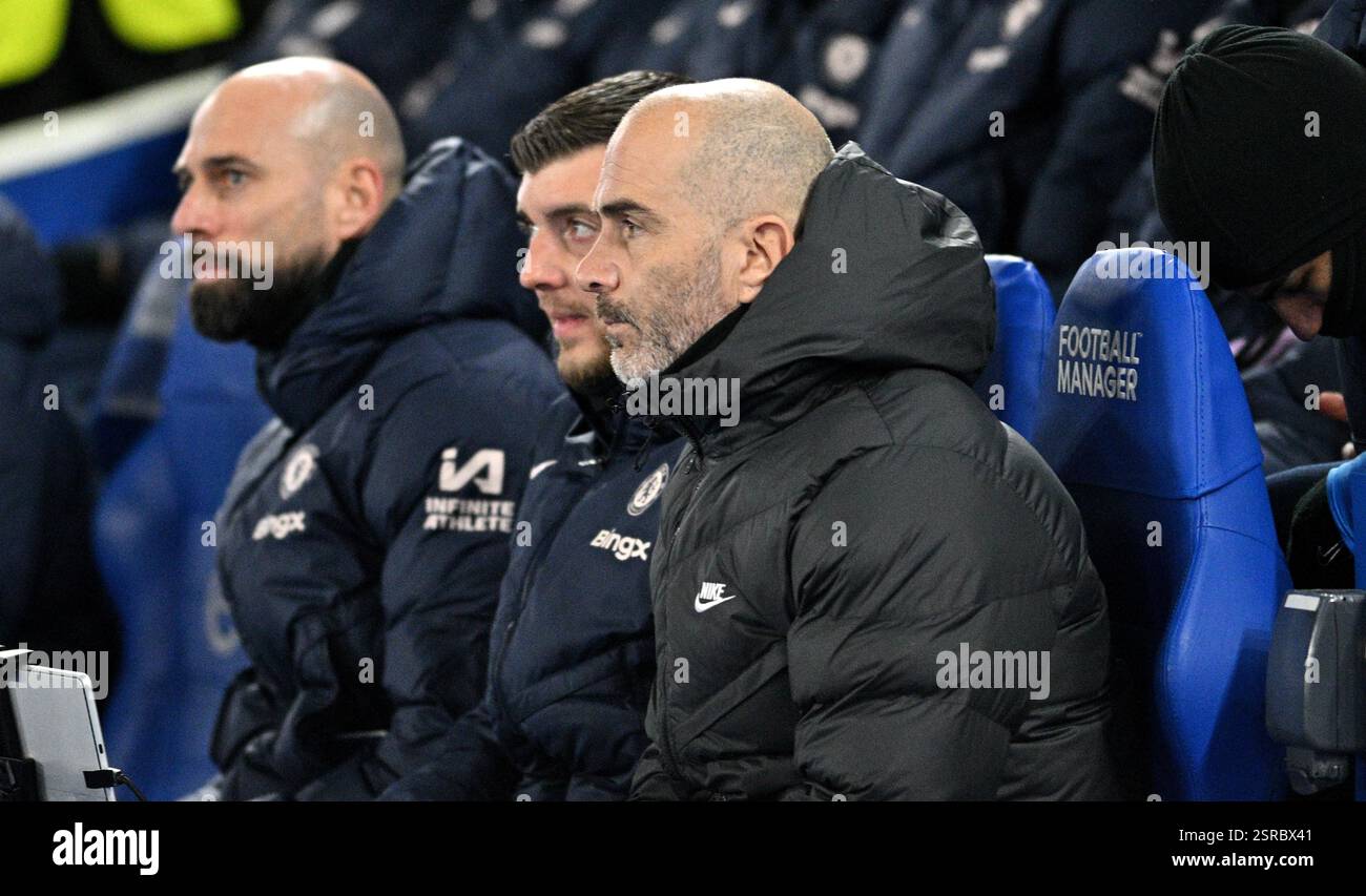 L'allenatore del Chelsea Enzo Maresca durante la partita di Premier League tra Brighton e Hove Albion e Chelsea all'American Express Stadium di Brighton, Regno Unito - 14 febbraio 2025 Foto Stock