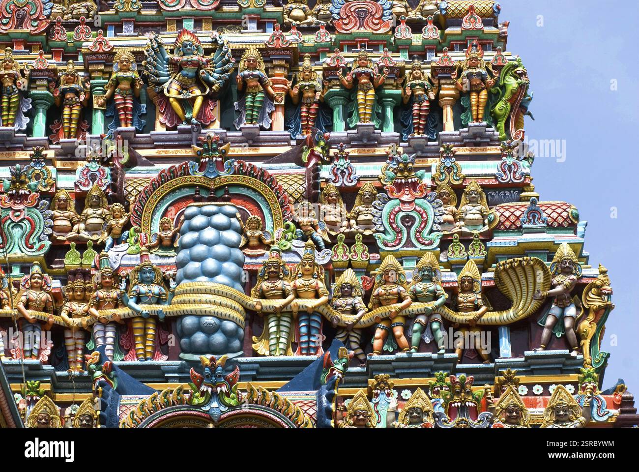 Figure in stucco di divinità sul gopuram del tempio meenakshi, Madurai, Tamil Nadu, India, Asia Foto Stock