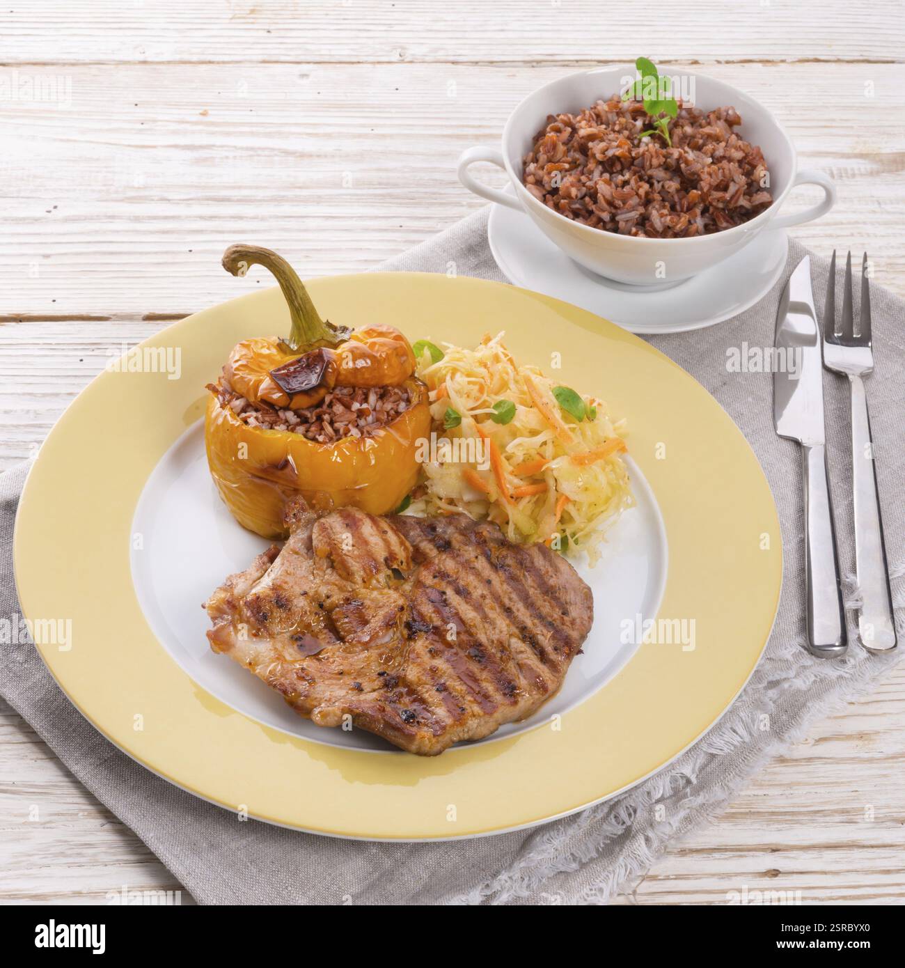 Bistecca con riso peperoni ripieni Foto Stock