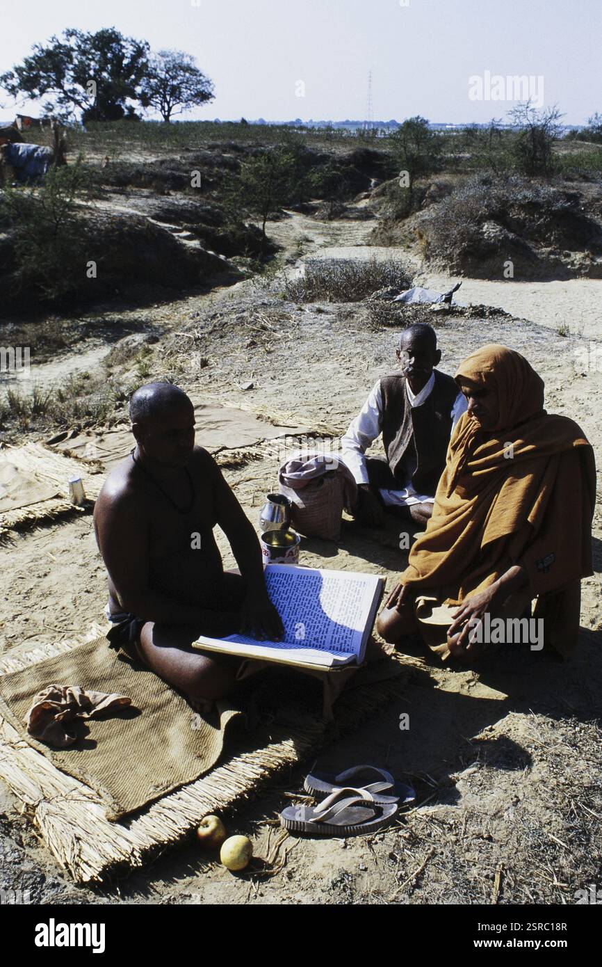 Sacerdote seduti insieme e la lettura di libro sacro, India, Asia Foto Stock