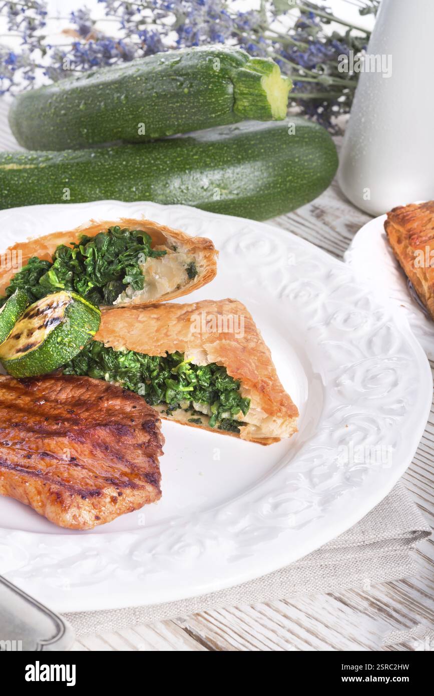 Bistecche alla griglia con sacchetto di pasta sfoglia e zucchine Foto Stock