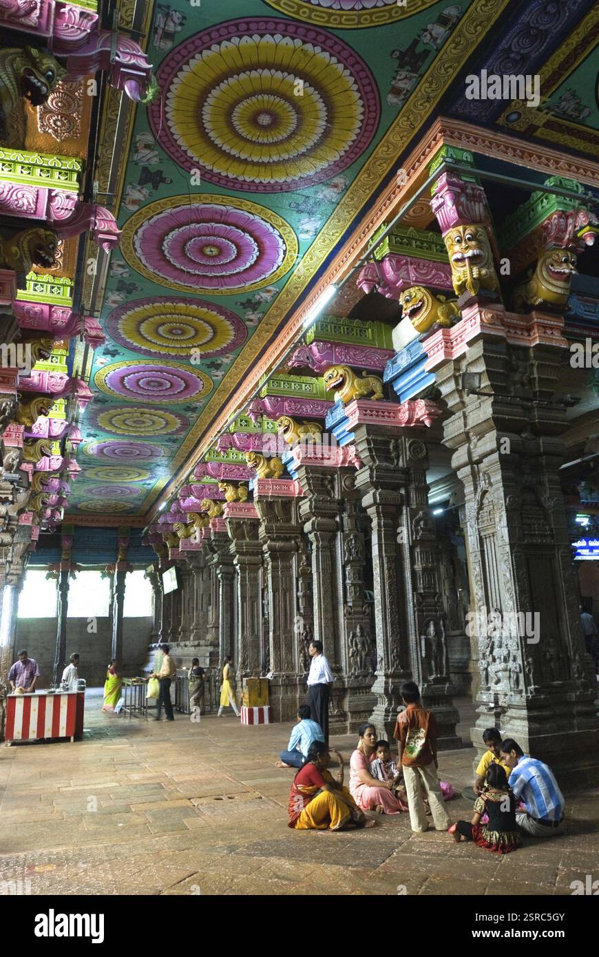 Corridoio a pilastri in kambattadi mandapa di swami sannathi nel tempio meenakshi a Madurai, Tamil Nadu, India, Asia Foto Stock