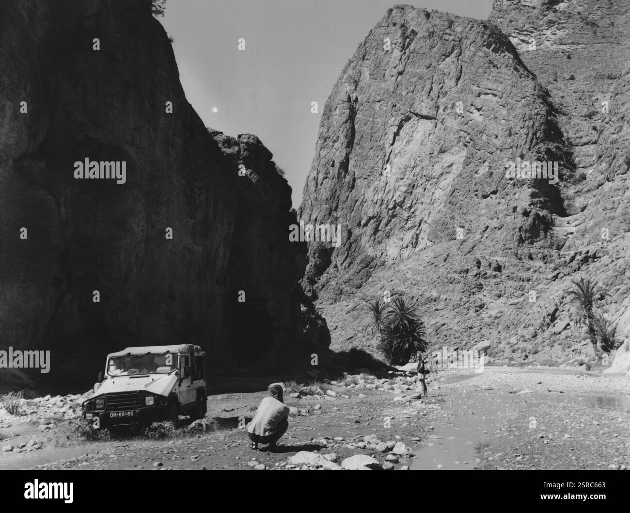 Fotograf, der mit einem Geländewagen in einer Schlucht in der Todra-Schlucht (auch Todgha), Marokko, fotografiert, Marokko 1970er Jahre. Foto Stock