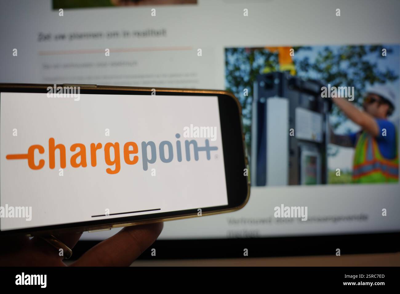Roosendaal, Paesi Bassi - 15 febbraio 2025: Un telefono cellulare con il logo di ChargePoint, con il sito web dell'azienda sullo sfondo Foto Stock