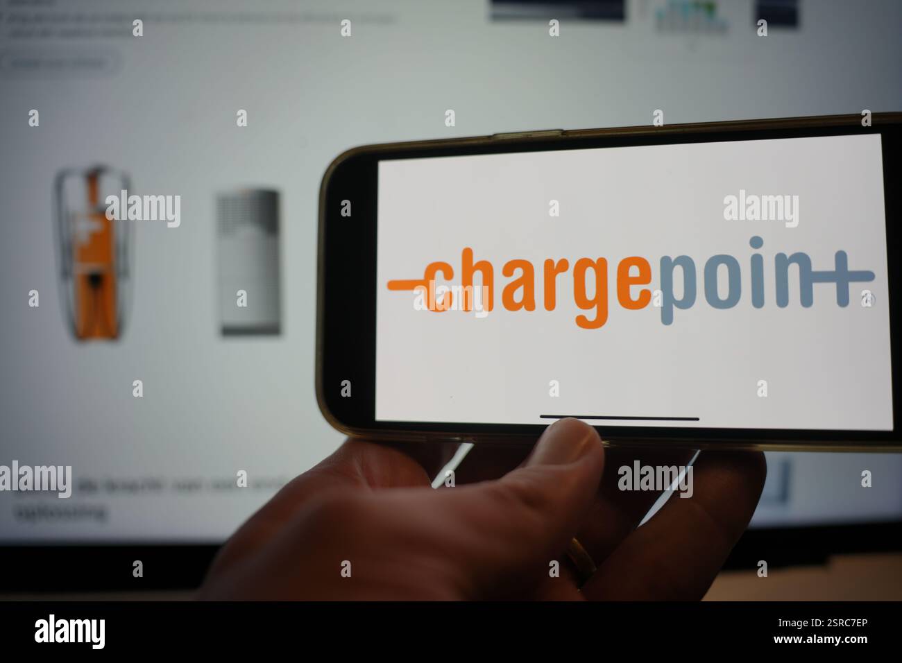 Roosendaal, Paesi Bassi - 15 febbraio 2025: Un telefono cellulare con il logo di ChargePoint, con il sito web dell'azienda sullo sfondo Foto Stock