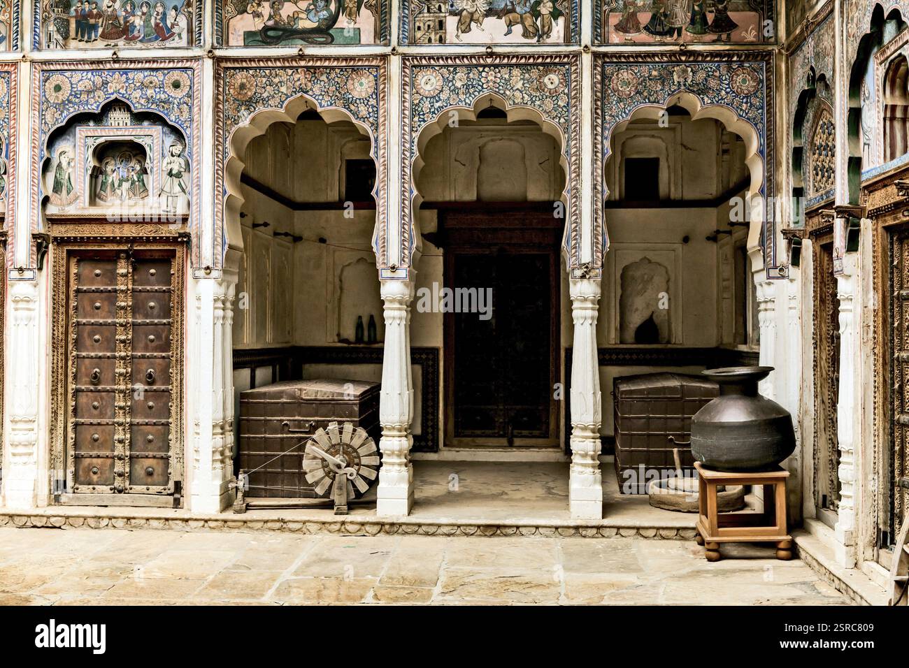 Cortile, Goenka Haveli Museum, Dundlod, Shekhawati, Rajasthan, India, Asia Foto Stock