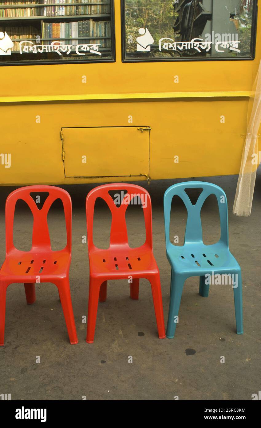 Sedie per sedersi all'esterno della banchina di cibo vicino al Museo Nazionale, Dacca, Bangladesh, Asia Foto Stock