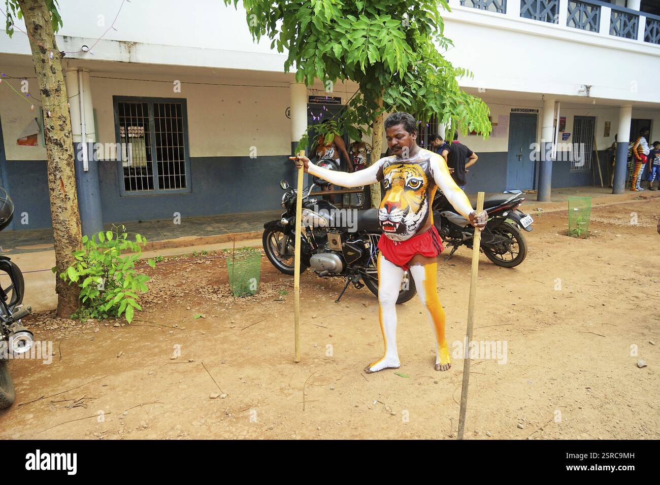 Dipinto di corpi umani per Pulikali Tiger danza, Onam festival, Kerala, India, Asia Foto Stock